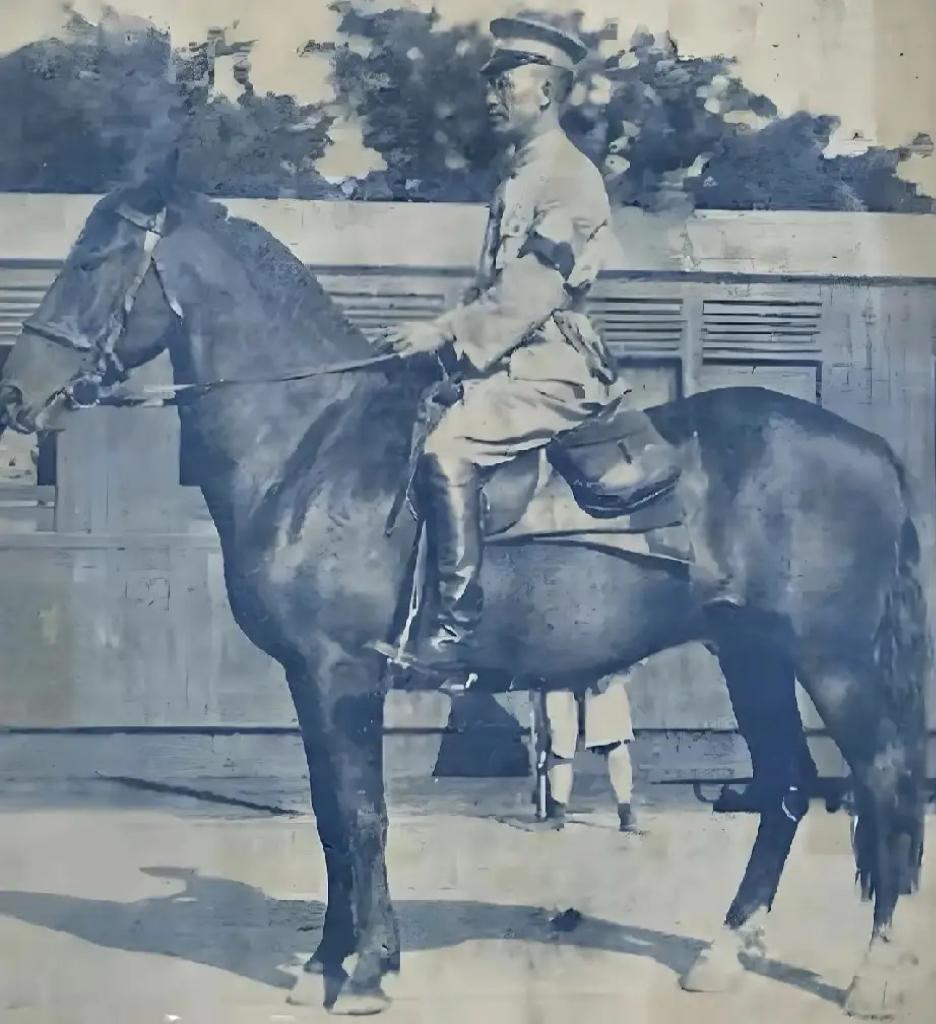 1928年，白崇禧骑着缴获的关外名驹“回头望月”时的照片，十分意气风发，这匹骏马