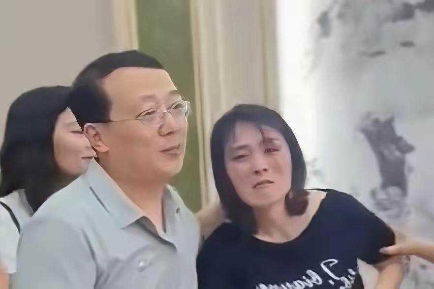 瑾汐养家哥哥和她原生家庭的两个姐姐相比，人品高下立见。养姐大哥请假送瑾汐去和