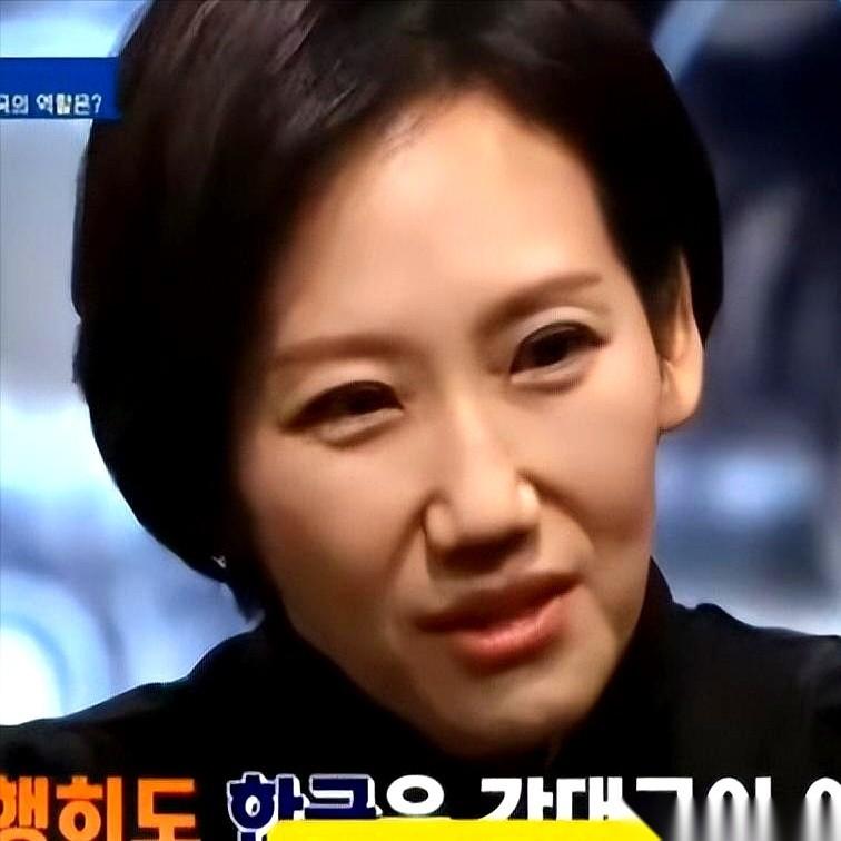 韩国一档节目，主持人跟嘉宾正满脸红光地吹嘘国力，气氛热烈。突然，一个女专家直接