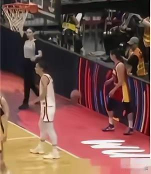 谁再说王思雨这球简单，我第一个不服。真打过球的都懂，这球有多悬。劲没拿捏住