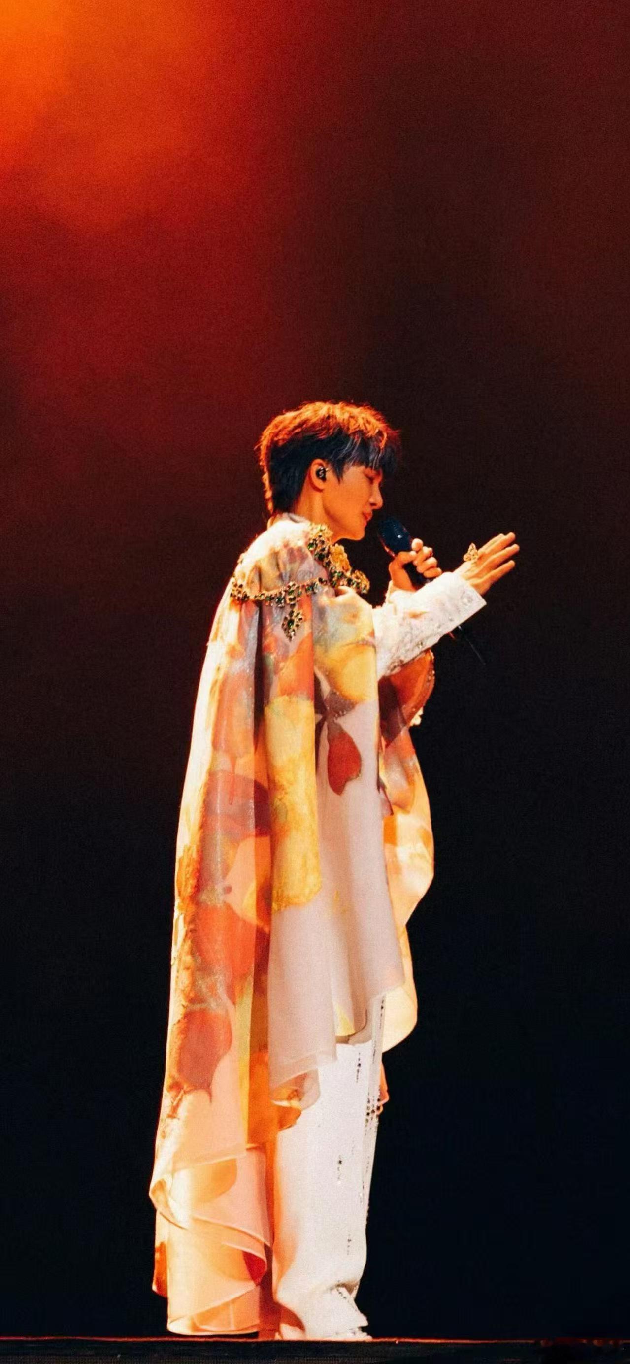 周深在王凯琪身上看到了破碎的自己周深真的太暖太真诚了！他不仅精准捕捉到王凯琪追