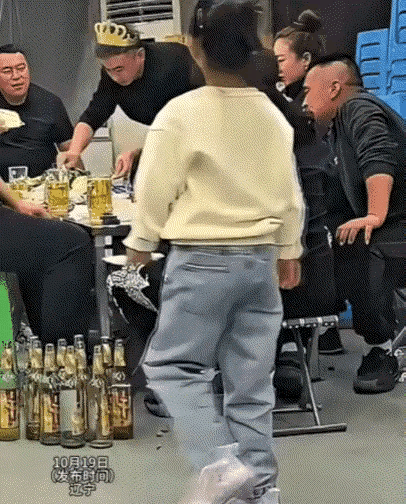 辽宁某饭店，小女孩一句“叔叔阿姨生日快乐”，太会了！刚走到隔壁桌，就把一屋子大老