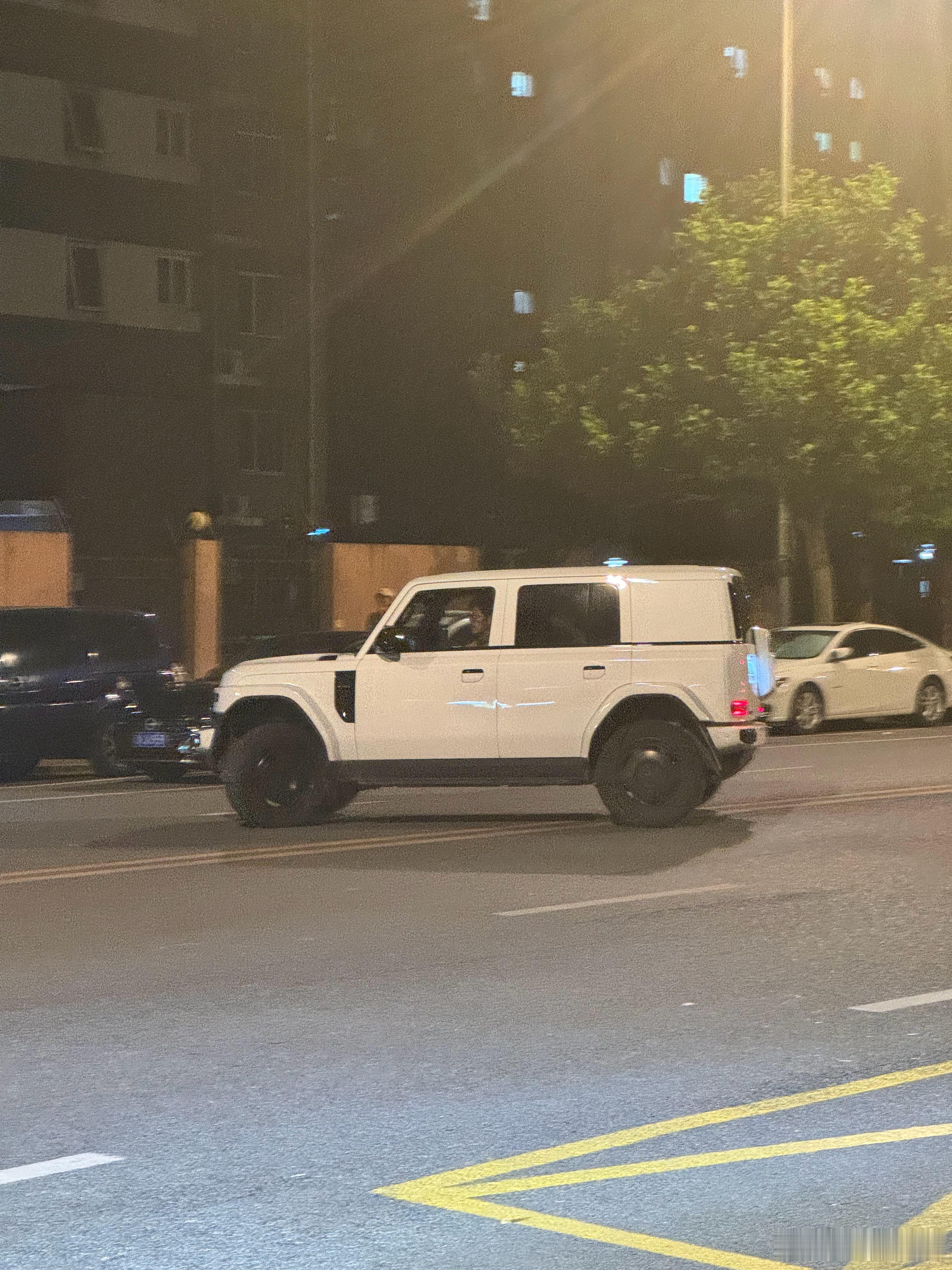 打车竟然打了台iCARV23，车主非常爱惜车辆，收拾的非常干净。然后第一次坐第