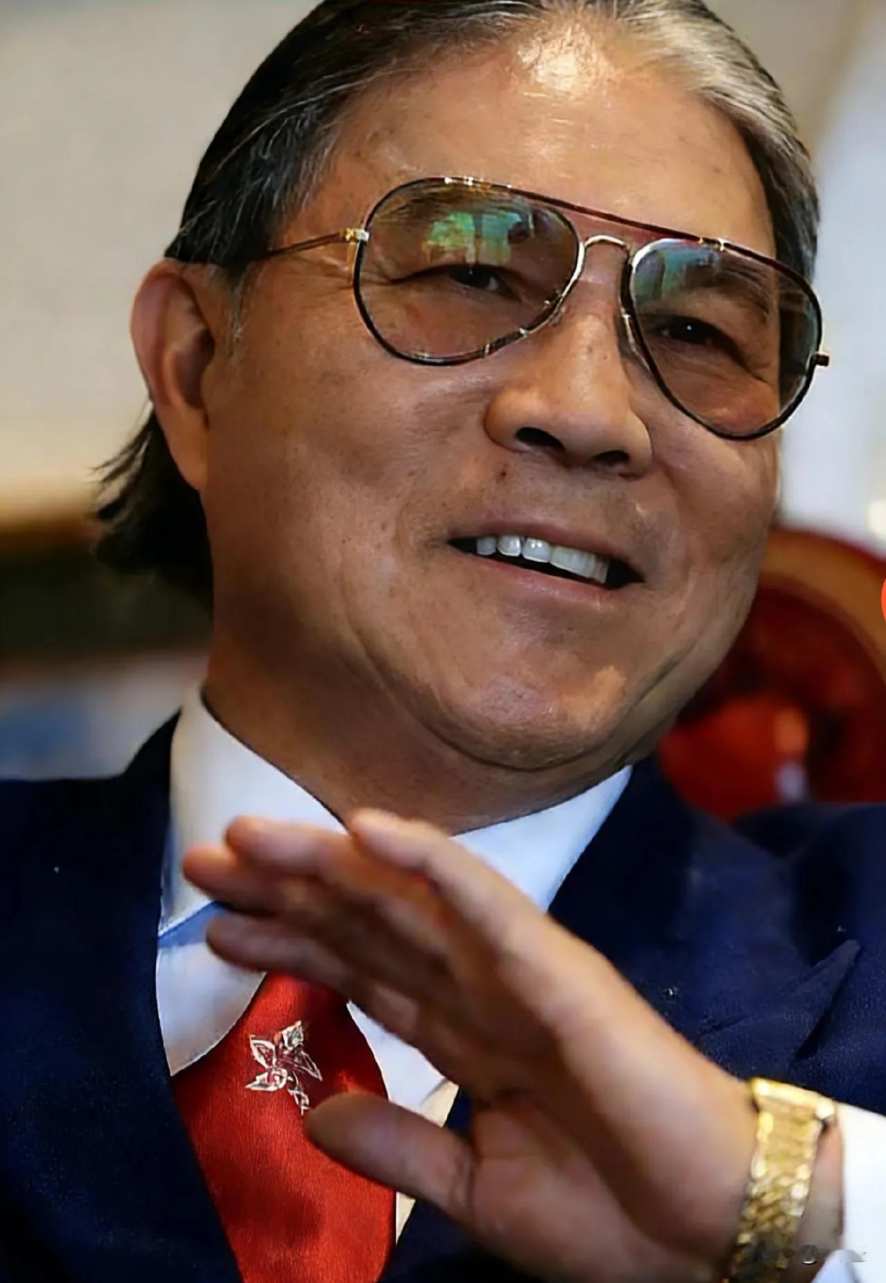 身家过百亿的霍震霆icon，面对孙子递来的一杯4块钱的“雪王”，手竟然抖了一下，