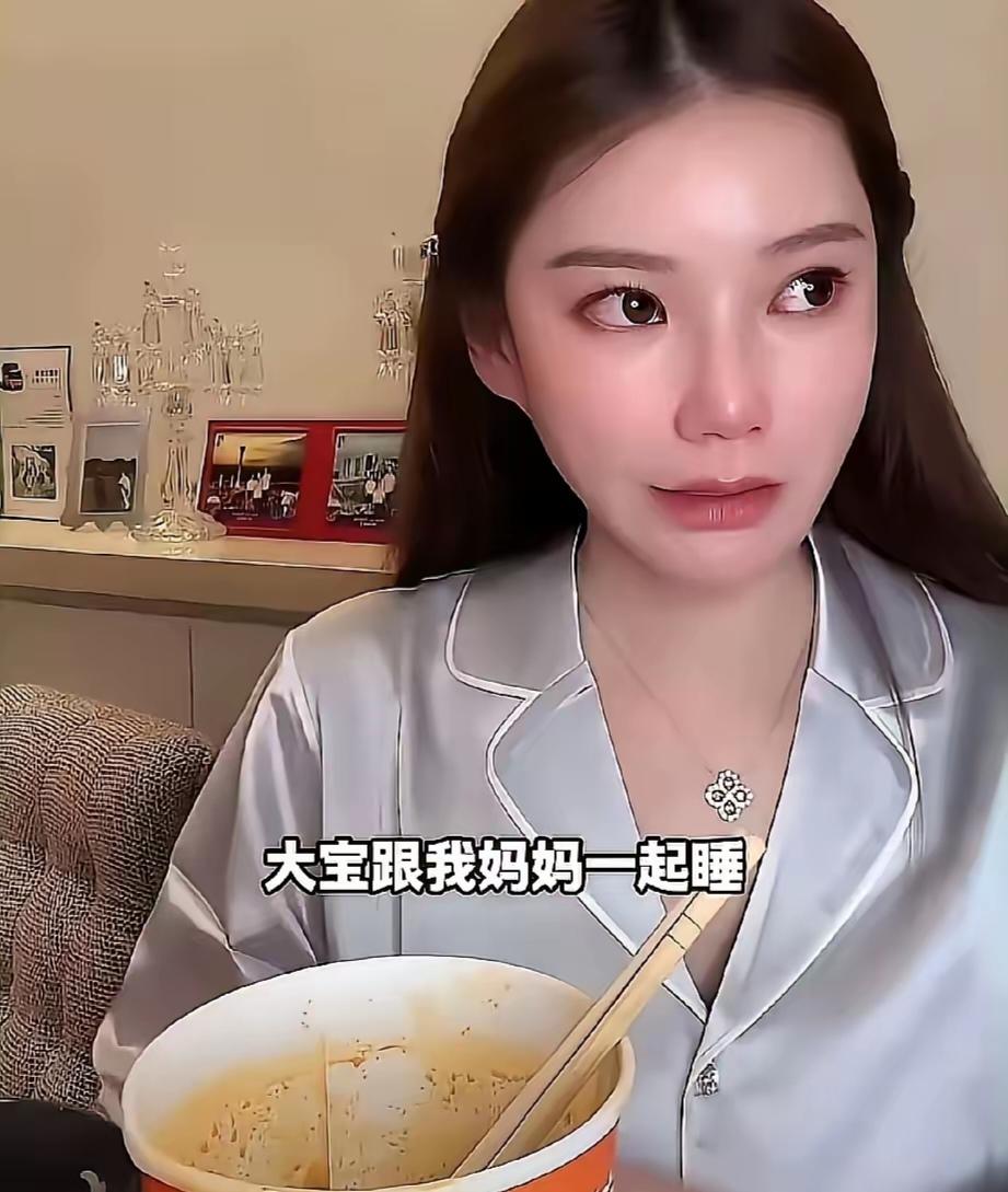 小梅说自己有个伟大的妈妈，说着说着眼睛红了。我妈为了我付出了很多很多，晚上大宝都