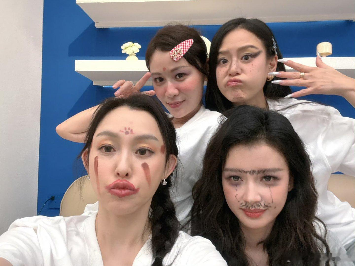 孙怡江语晨你两唠啥呢孙怡江语晨你两聊啥呢这个孙怡江语晨太逗了！全程嘀嘀咕咕，认真