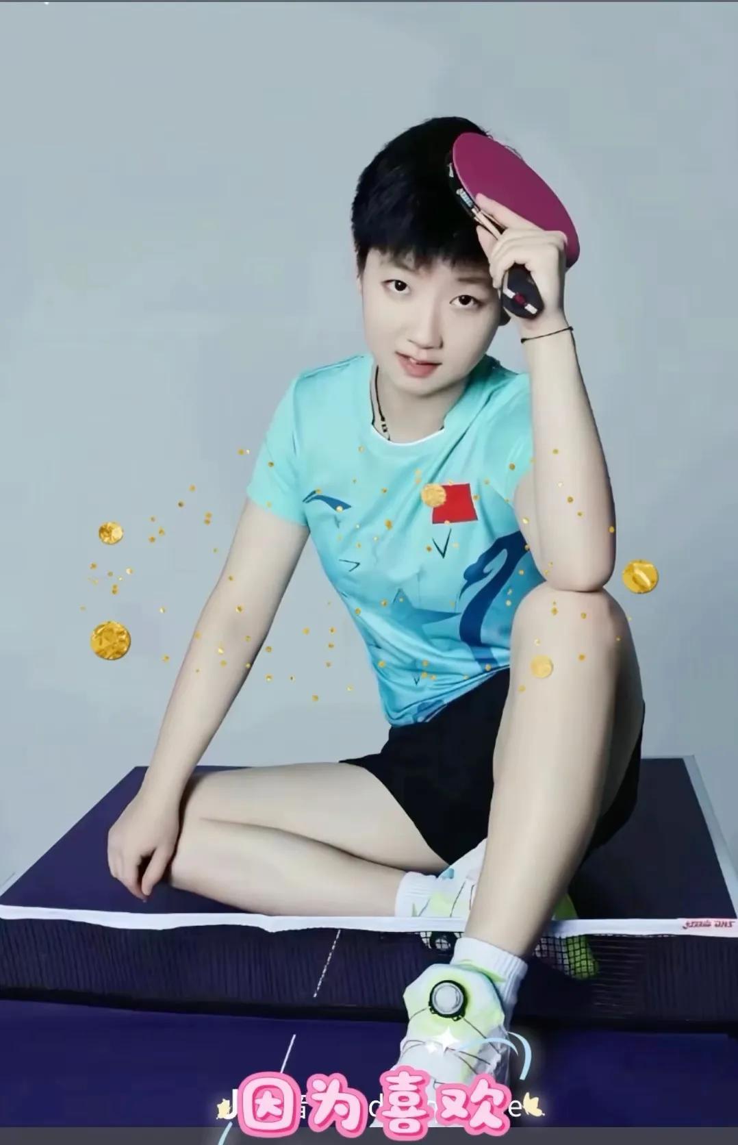 “他把她当女儿了！”解说员这话一出，镜头立马给到教练江嘉良。只见他双手伸开，