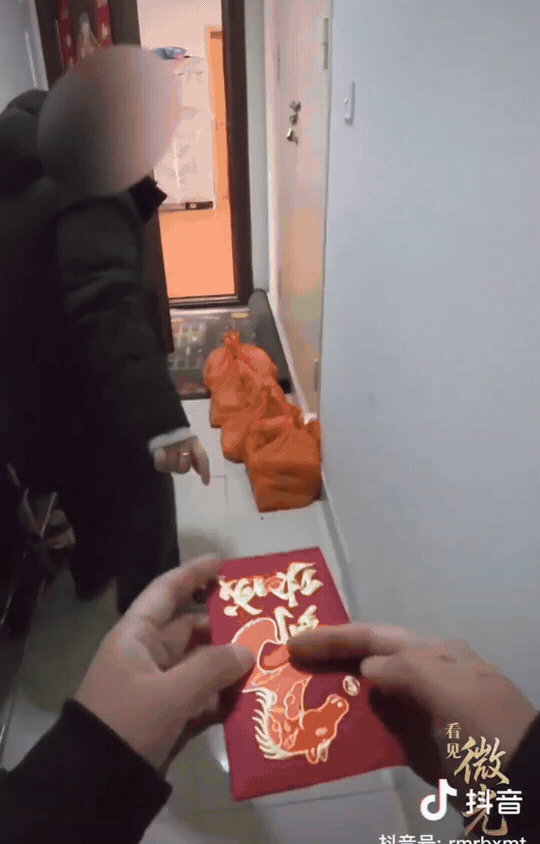 感动！江苏苏州，外卖小哥送货给客户，收到了顾客给的新年红包。进入电梯，他打开红包
