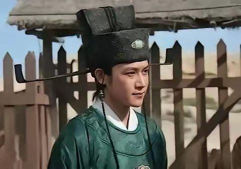 1042年，21岁的王安石进京赶考。这天恰逢元宵节，他路过一个大户人家，看到许多