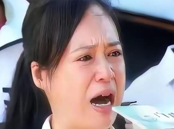 “中国越制裁我，我就越反华！”话音刚落，纽约唐人街某中餐馆后厨，一盆洗净的碗被重
