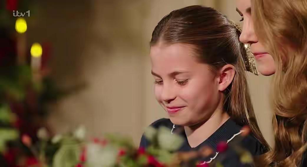 这个角度看夏洛特，真的和她父亲一模一样。都说闺女像爸，儿子像妈，这句话说的真没错