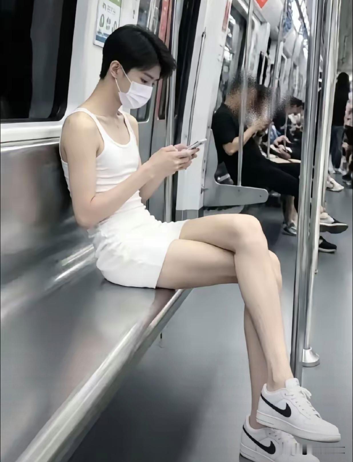 地铁上遇见一位中性人我观察了20钟，看不出到底是女人还是男人？好喜欢她的