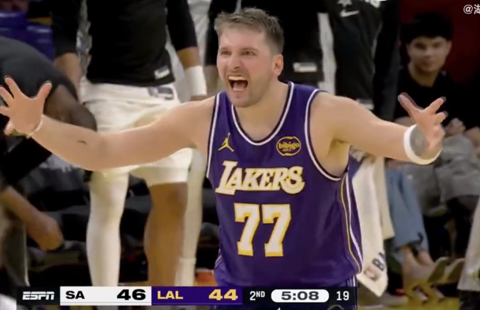 东契奇表情包出来了，当队友没打进你的妙传[doge]请各位网友自行配文，看谁的最