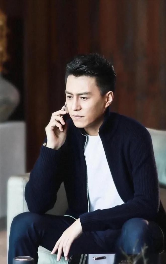靳东，一位在影视圈颇具影响力的演员，凭借《伪装者》里的明楼、《欢乐颂》中的谭宗明