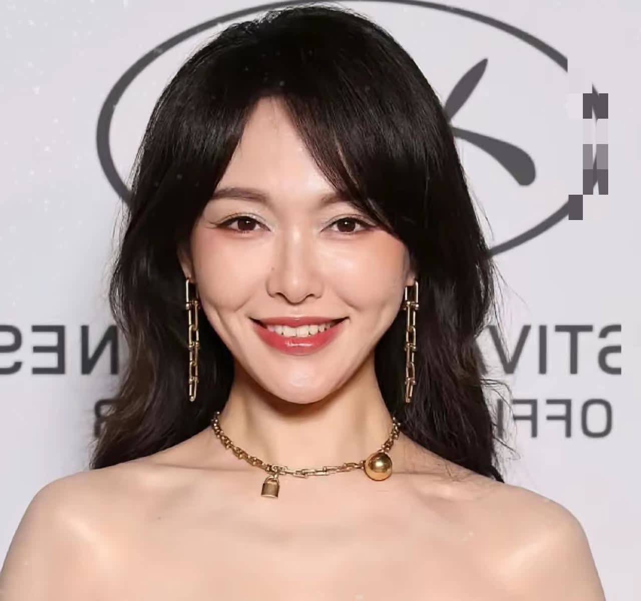 一觉醒来，罗晋塌房了因为她莫名其妙就成了全网眼中的“大冤种”！原