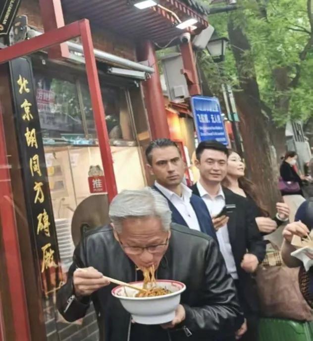 上车饺子下车面黄仁勋来到中国买卖有没有谈妥先不说这是回国之前先来碗面。英伟