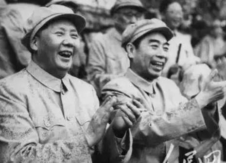 关于周总理，有个奇怪的现象，就是他从来都没有叫毛主席叫过“老毛”，现在有很多电视