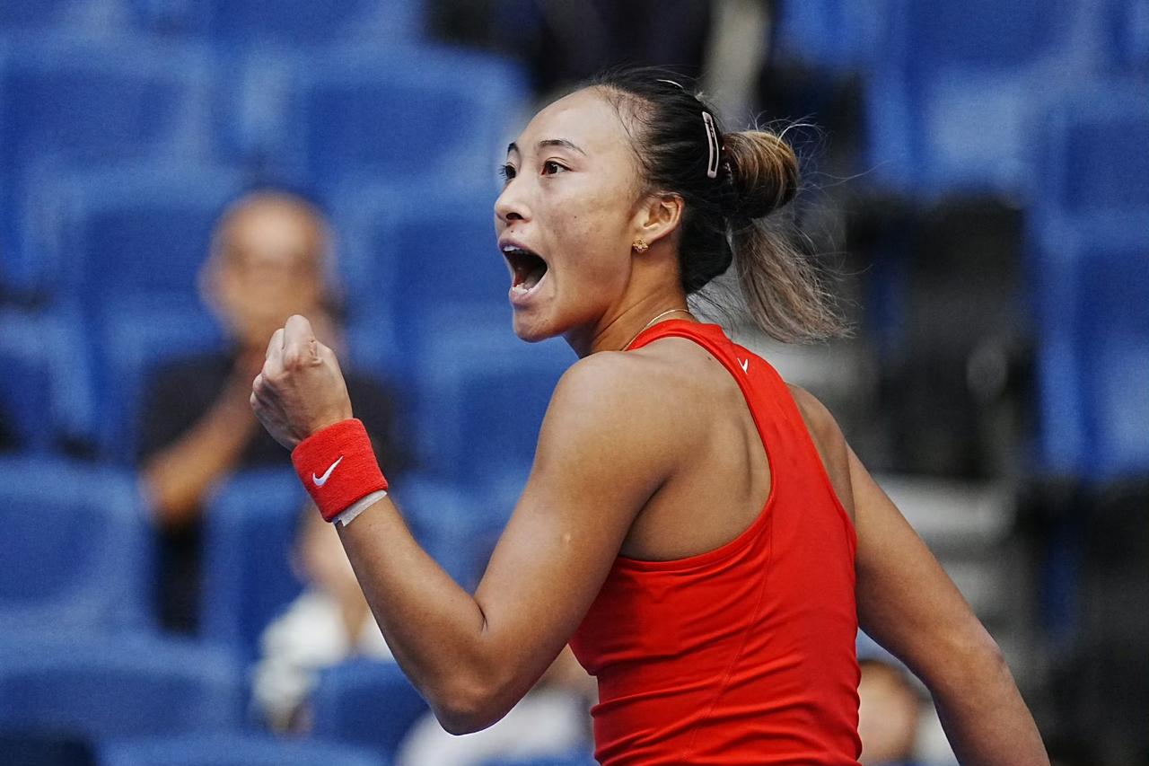 2-1绝杀，🇨🇳金花一姐郑钦文淘汰18号种子布兹科娃，强势晋级中网女子单打
