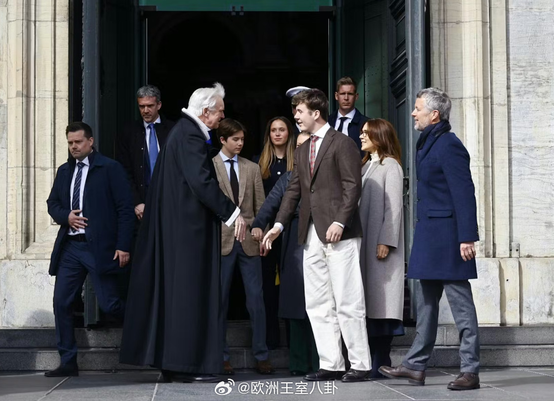 4.5丹麦国王腓特烈十世一家参加复活节礼拜