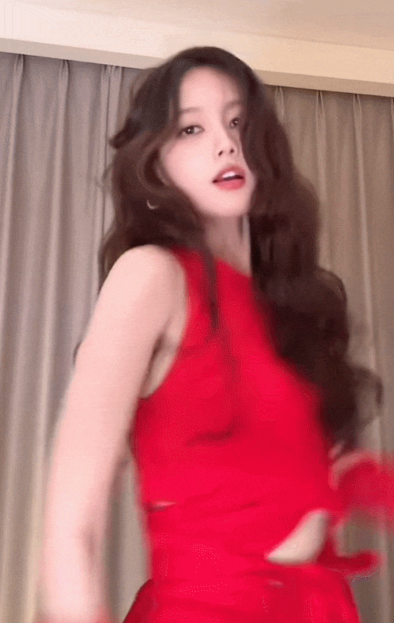 文亦娱乐李一桐穿红色长裙跳舞好养眼！舞姿动感酷飒又美又A