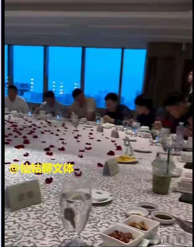 广东宏远没有放弃萨姆纳！事实证明，杜锋最喜欢的球员就是胡明轩，在近日的杜锋回归宴中，我们可以看见坐杜