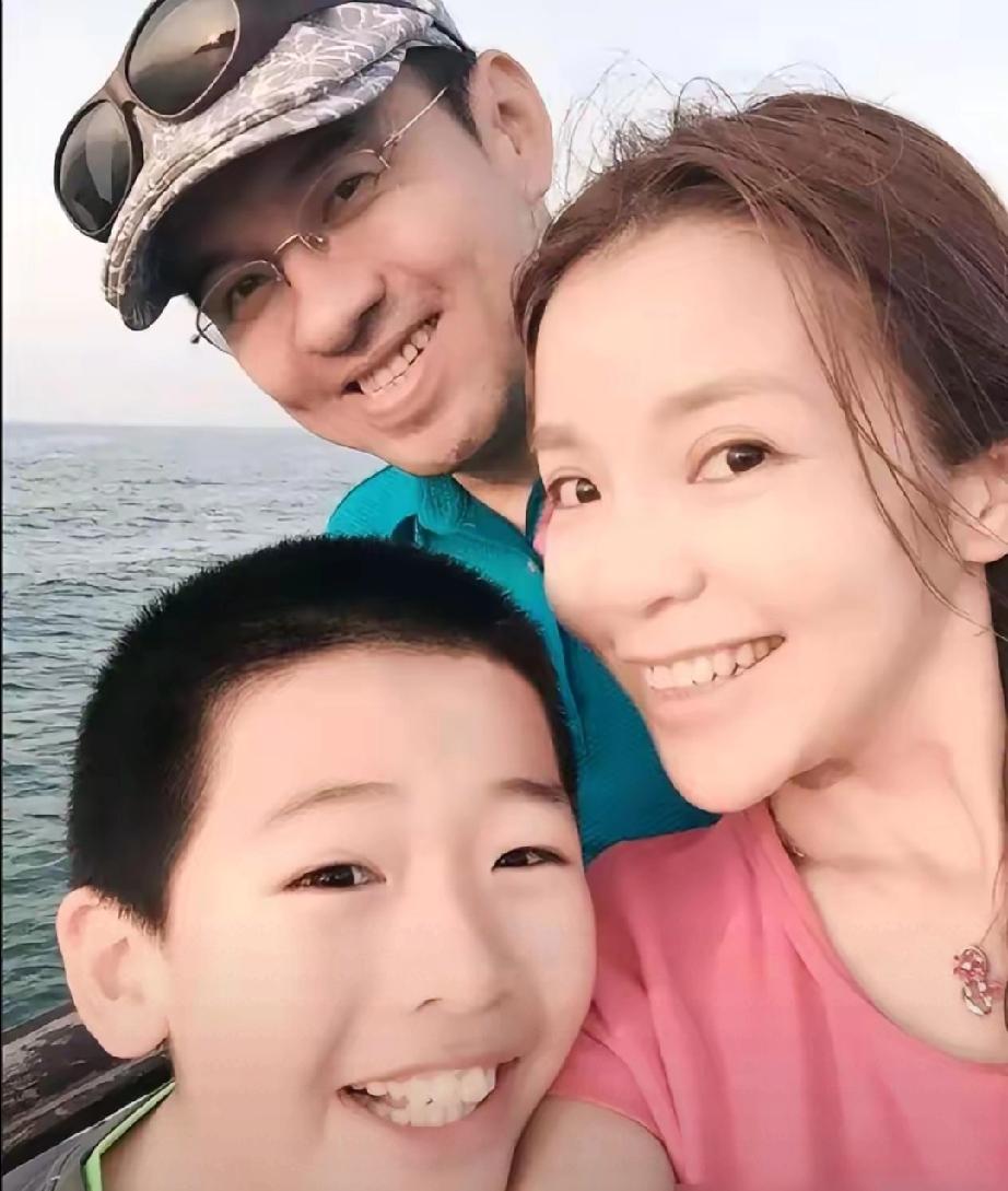 王志朱迅儿子太低调！手握王炸牌却活成素人爹是知名主持人王志，妈是央