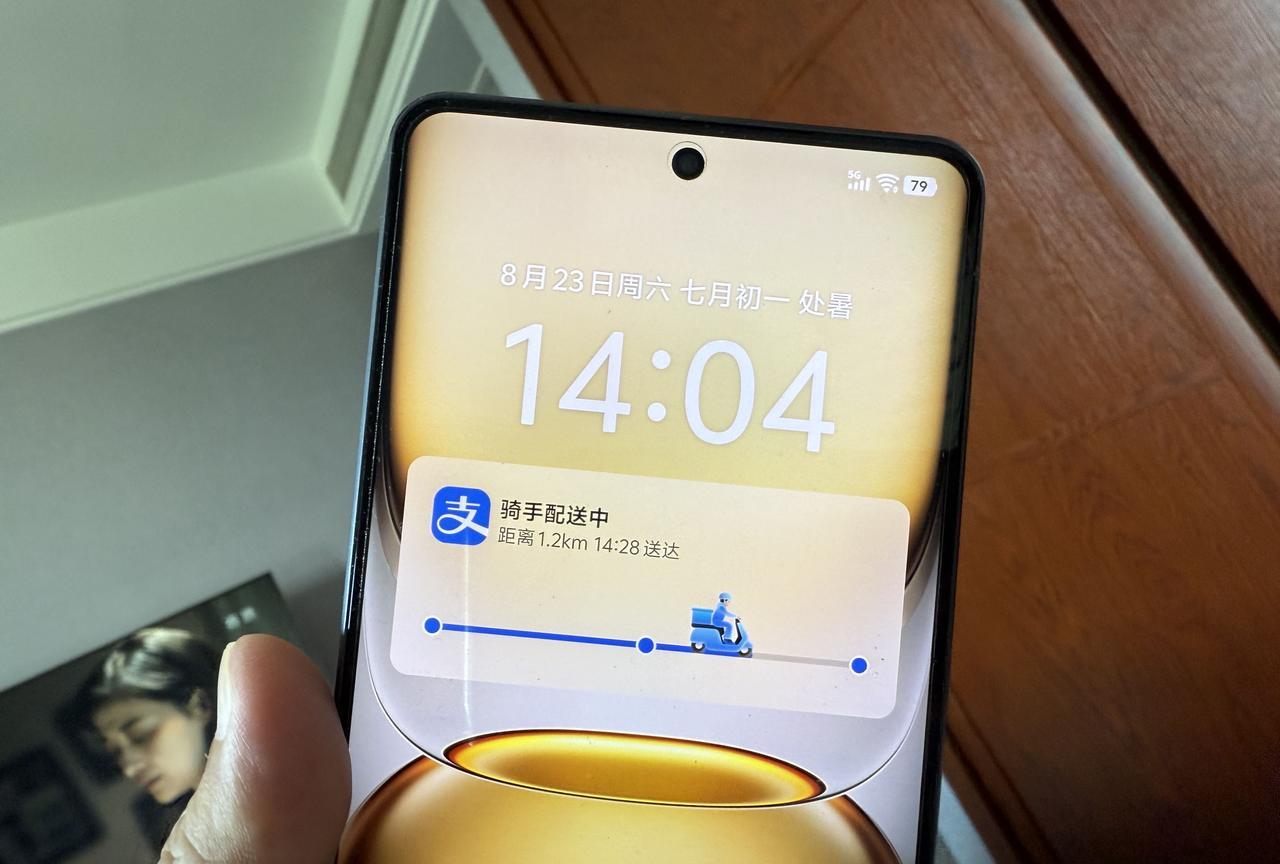 与灵动岛相比，这个提示更实用。大家猜一下，这是哪一款手机？