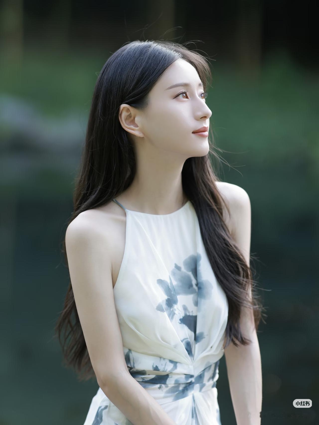 水边轻纱拂，风中笑语生。