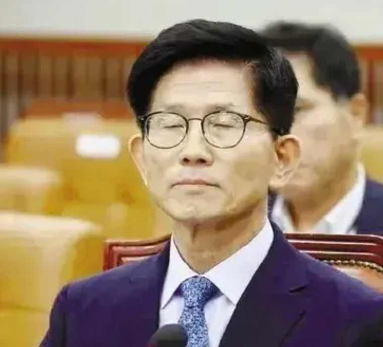 尹锡悦终于退党了这是执政党高层为了挽救金文洙选情的最新操作，本来是开除，为了给