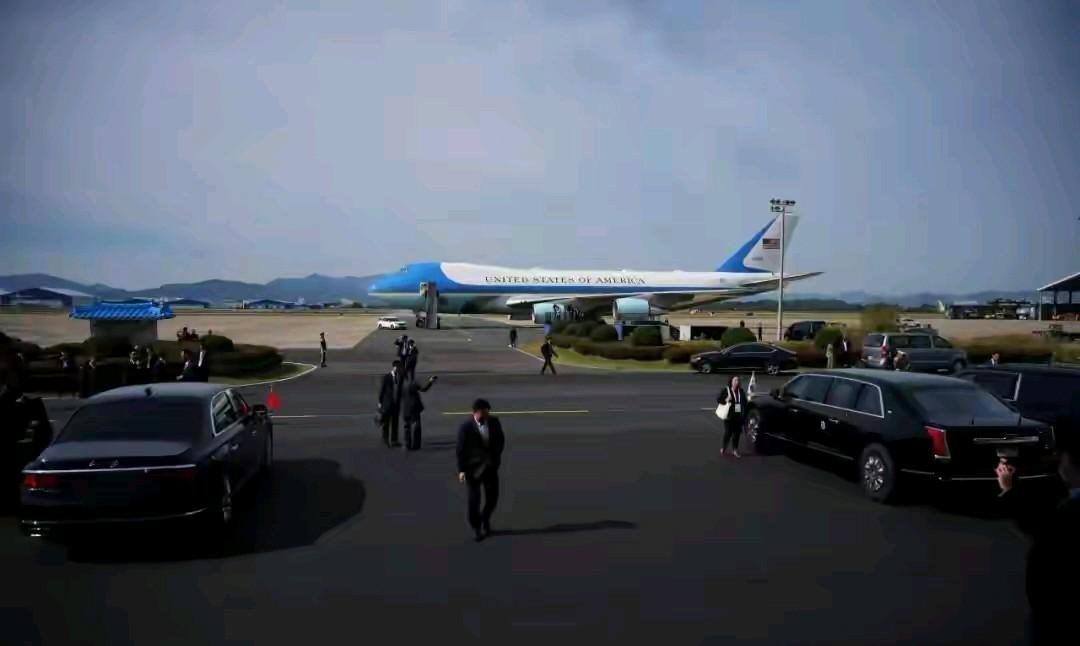 大飞机是特朗普的“空军一号”，左边那辆是咱们的红旗，右边那辆是什么车？