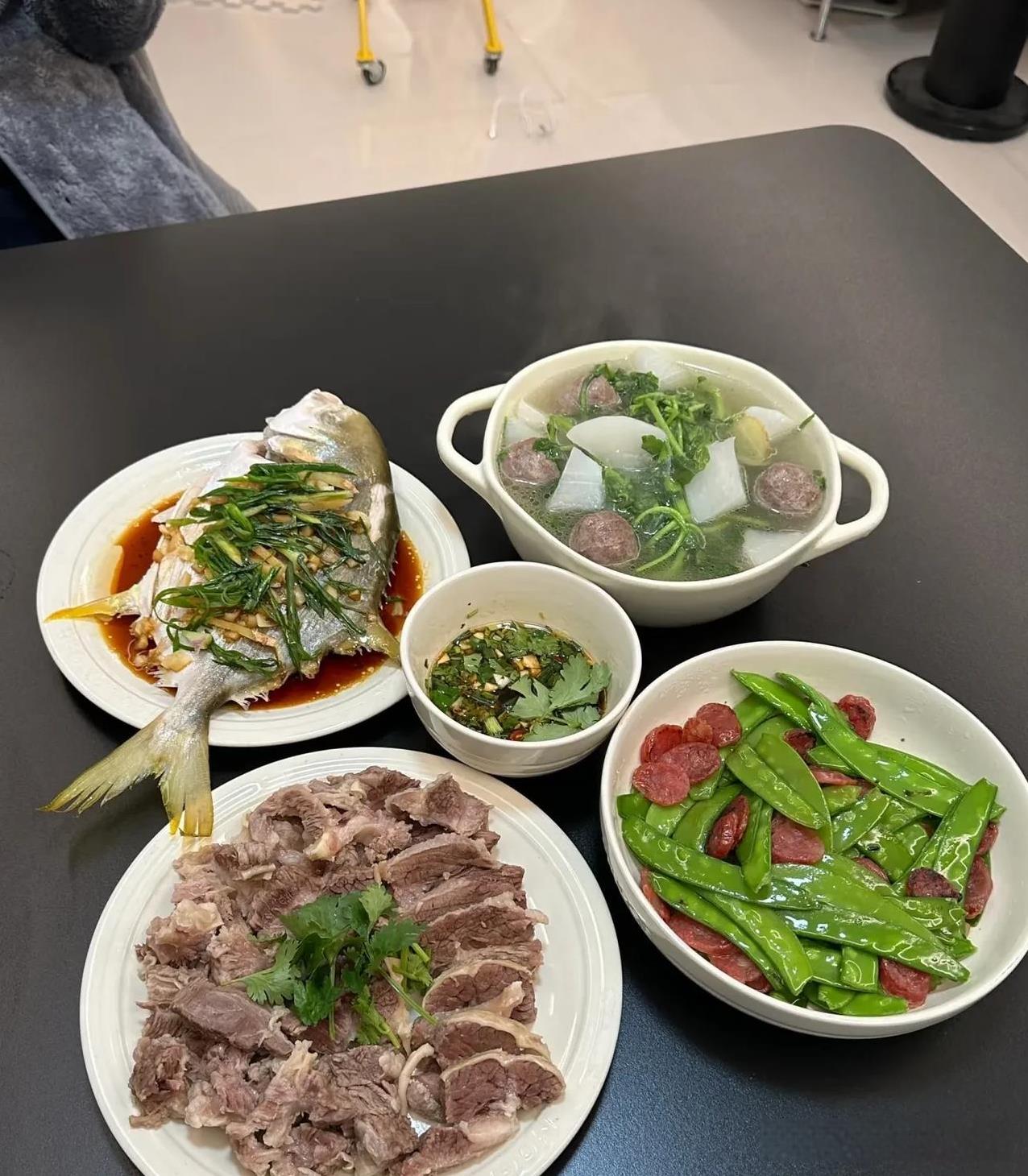 我过生日，我婆婆过来给我过生日，说给我做饭。我老公上班中午回家吃，