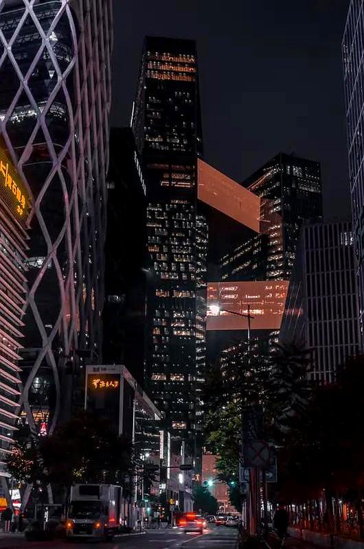 深圳真的和别的城市“脱节”了吗？你要是只看GDP，答案可能会让人愣一下：202
