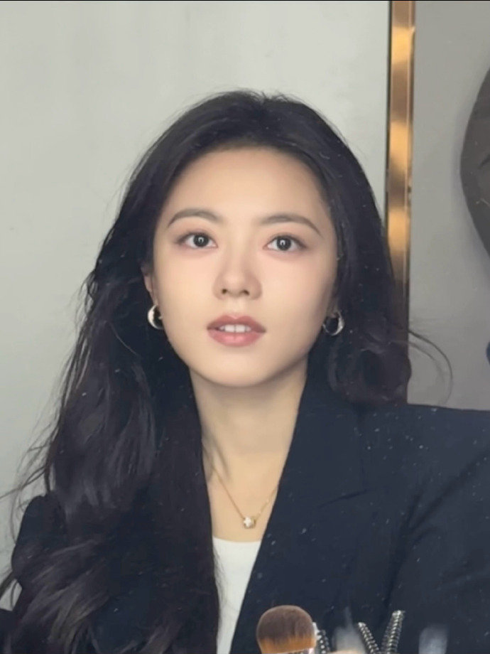 赵今麦和小狗合照赵今麦和小狗合照，报告这里有两个超绝萌物~麦麦和小狗贴贴好可爱