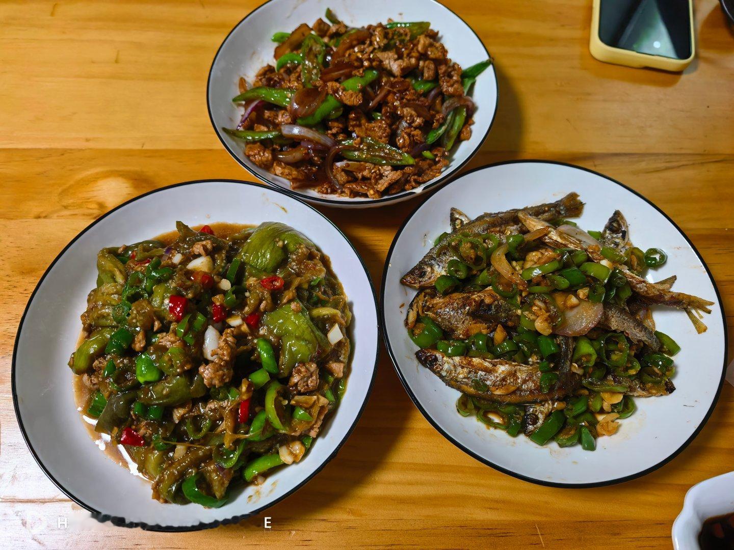 这三个菜，就最上那个菜和肉是买的，左边这个是我妈种的茄子，右边那个是我昨晚钓的鱼