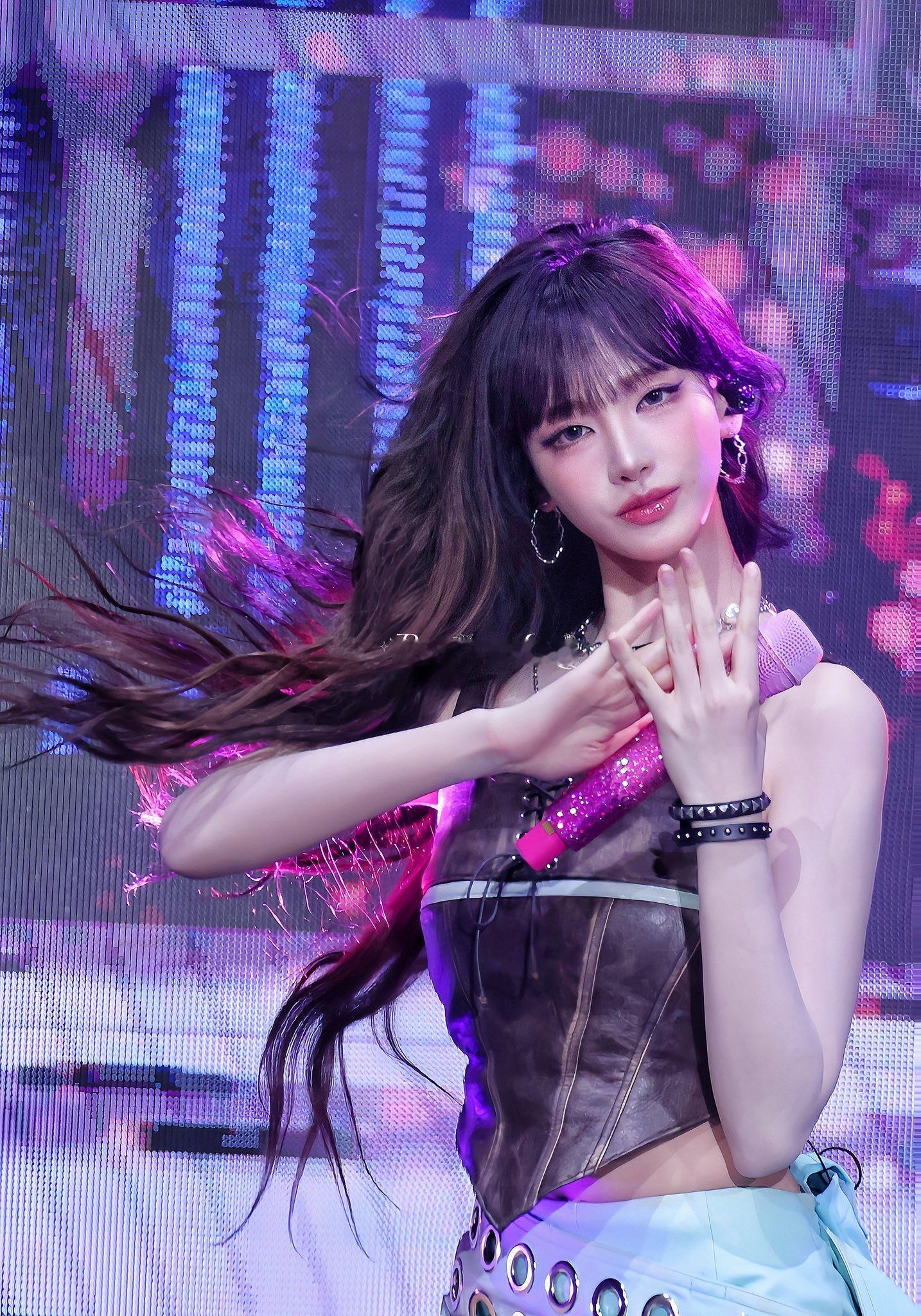 Liz极致美貌就是会有锋利和冲击感