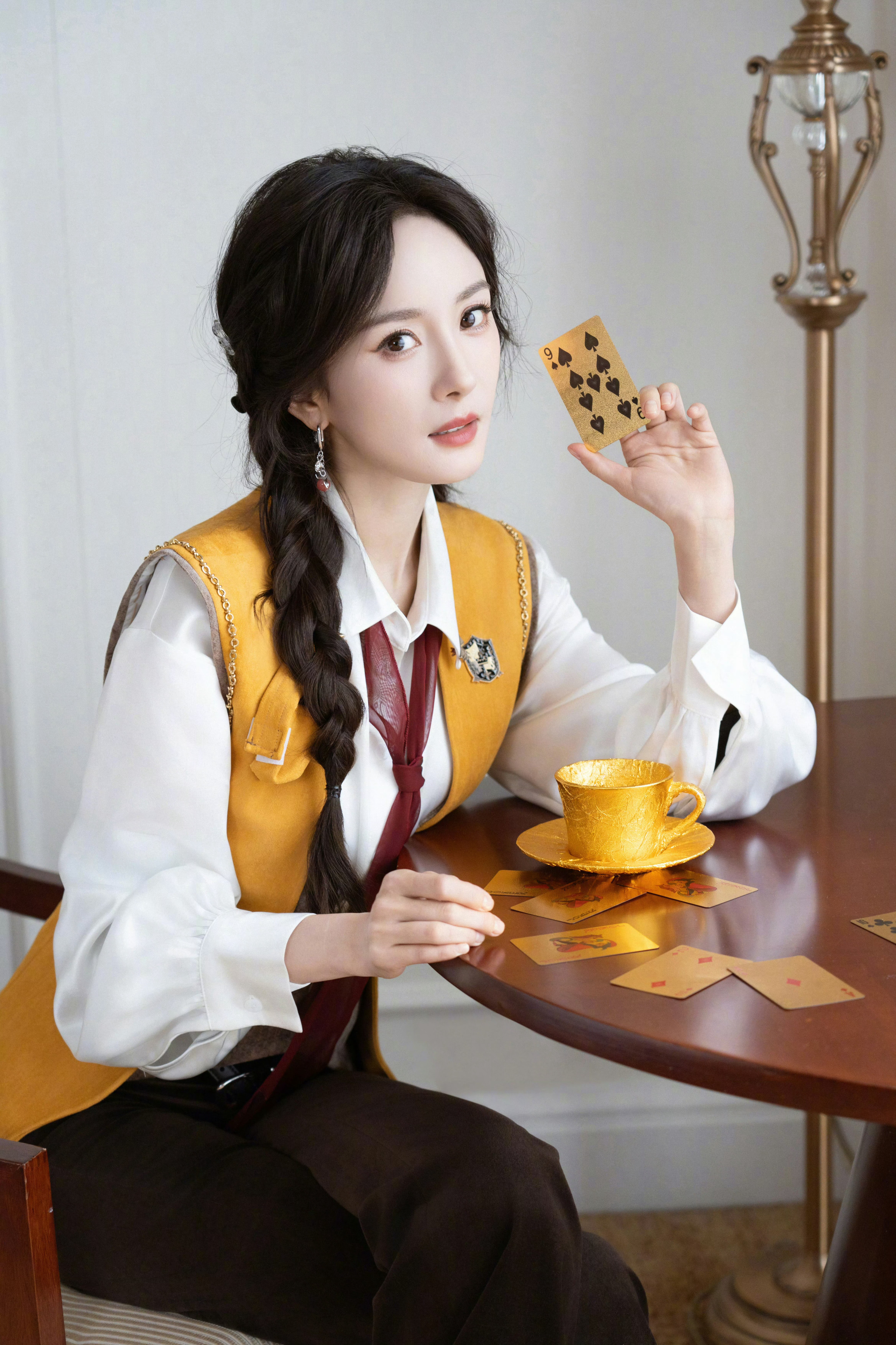 杨幂ym杨幂宁绣绣夜色沁凉如墨，心事浮沉如舟。且与灯火一同低垂，与万