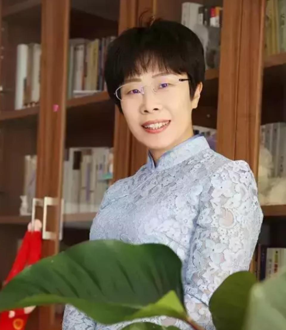 2019年，父母为44岁的北大才女蒙曼公开征婚，不要房车、不要学历、不看相貌，只
