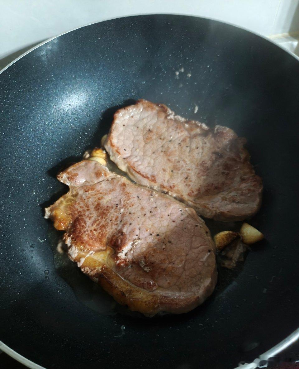 今天的晚饭，牛排🥩​​​