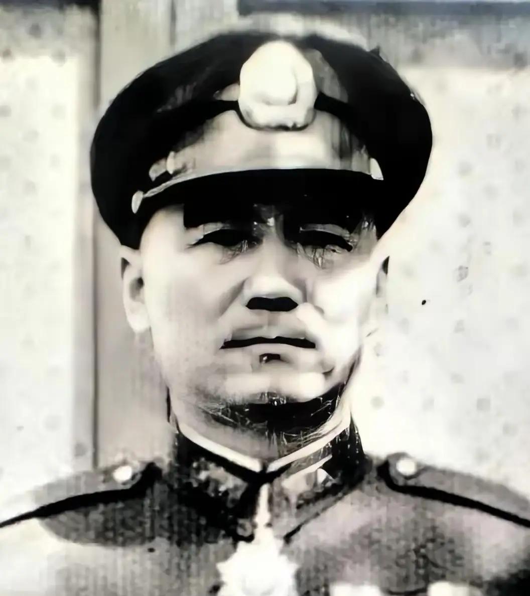 1949年，国军30军军长鲁崇义准备起义，但参谋长何沧浪听完，却红着脸，说：“军