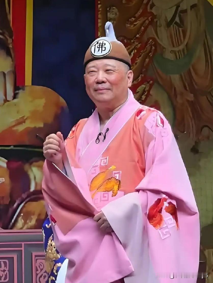 从行业引领，变成舆论飞地的“咀嚼”者。郭德纲的相声事业，如今陷入了错综复杂的局