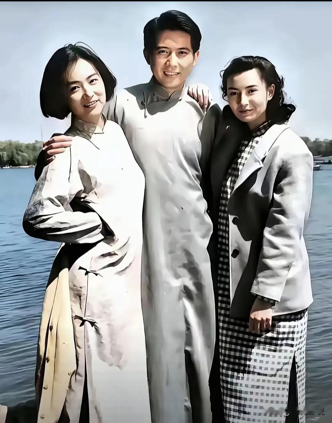 左边的是美女演员林青霞，中间是大帅哥秦汉，俊男靓女，真般配！而站在右边的美女是谁