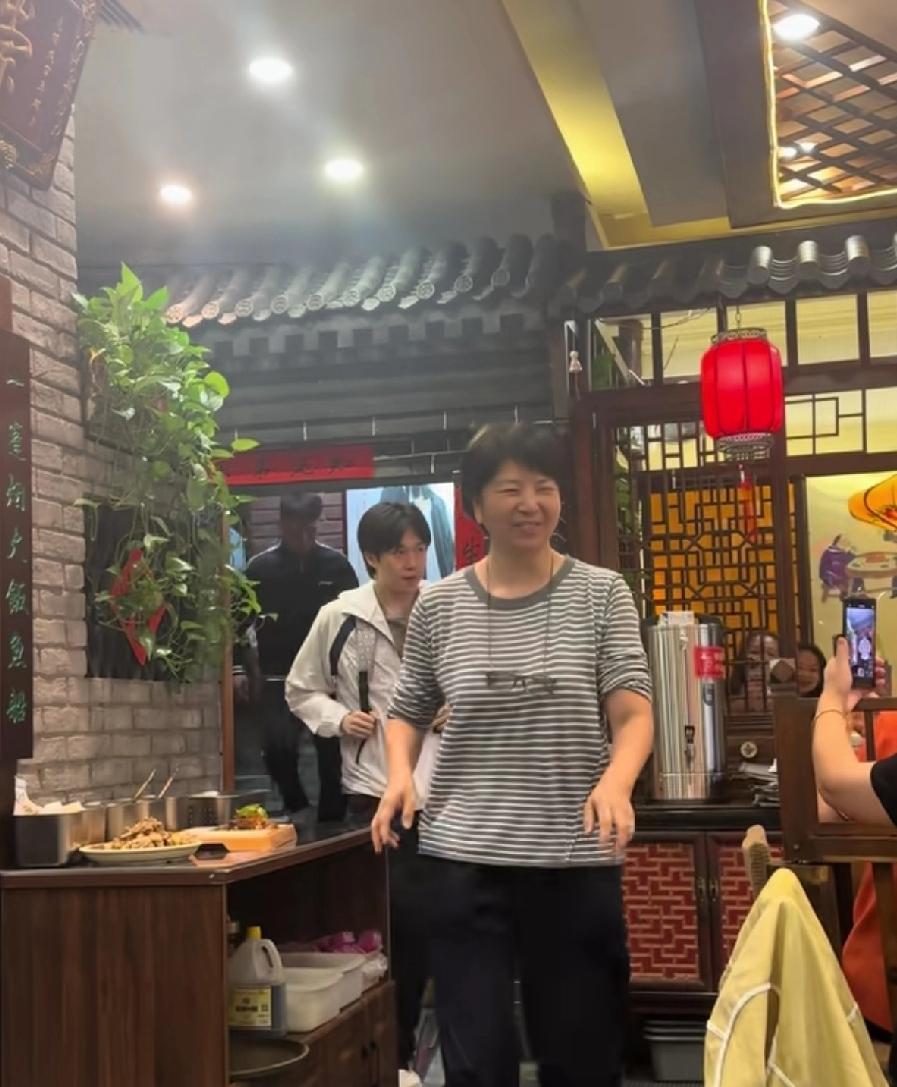 北京的球迷们太幸福了，今天在玉桥餐厅又偶遇王楚钦。王楚钦是有多爱吃这家的饭，