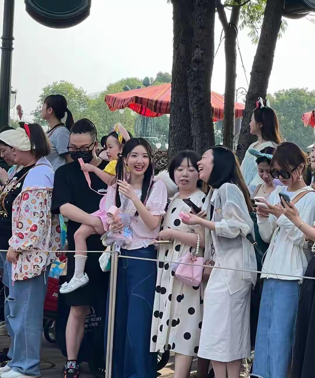 毛晓彤真的是内娱甜妹的代表画个淡妆，扎两个马尾就青春无敌了很可惜不知道为什么