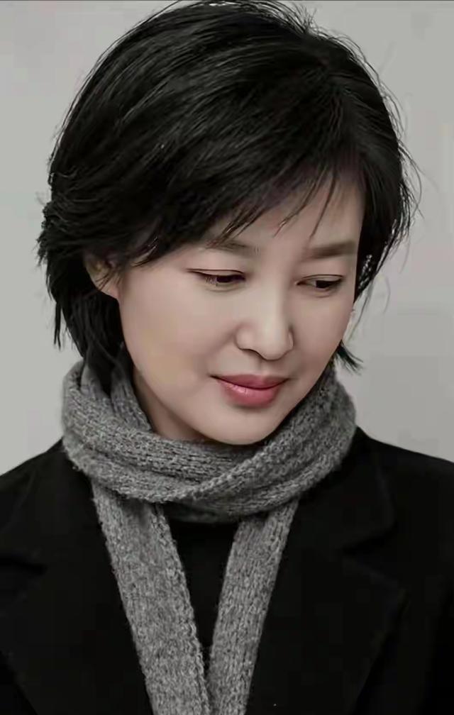 她怎么那么漂亮，风韵犹存的感觉，简直就像是天仙下凡不过如此刘晓庆说起来真是个传