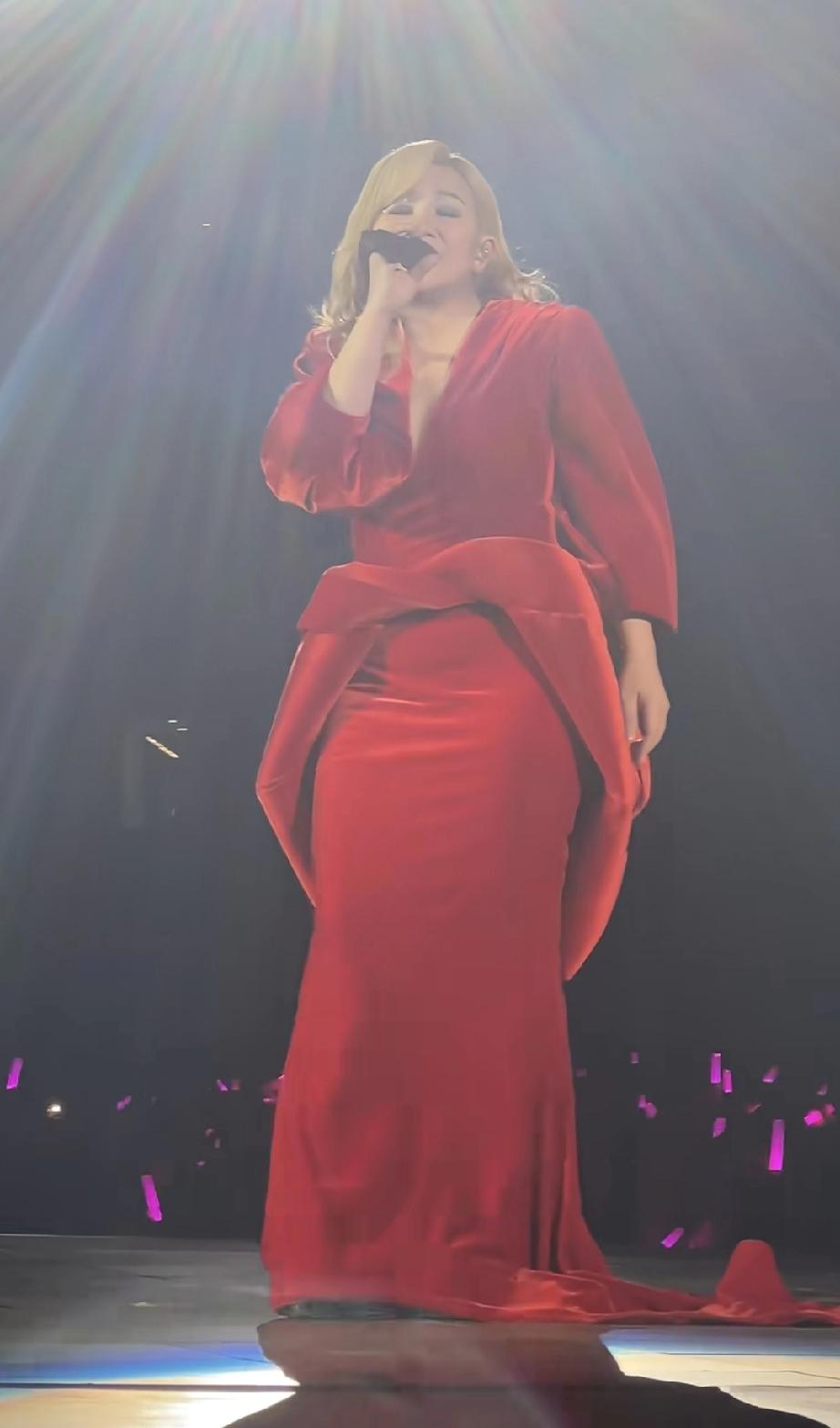 梁静茹，张惠妹，还不到五十，已经发福得让人认不出来了，跟年轻时“胖若两人”。