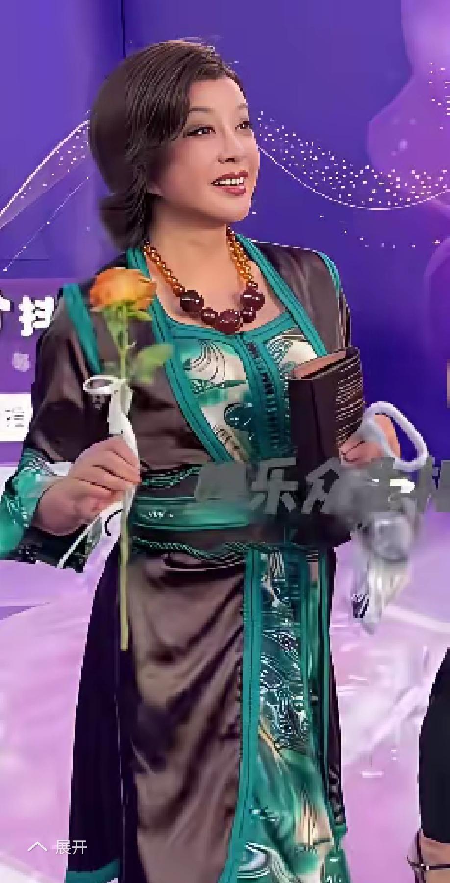 我敢说！娱乐圈最不服老的就是刘晓庆了！她排第二，没人敢排第一！平时穿的花里