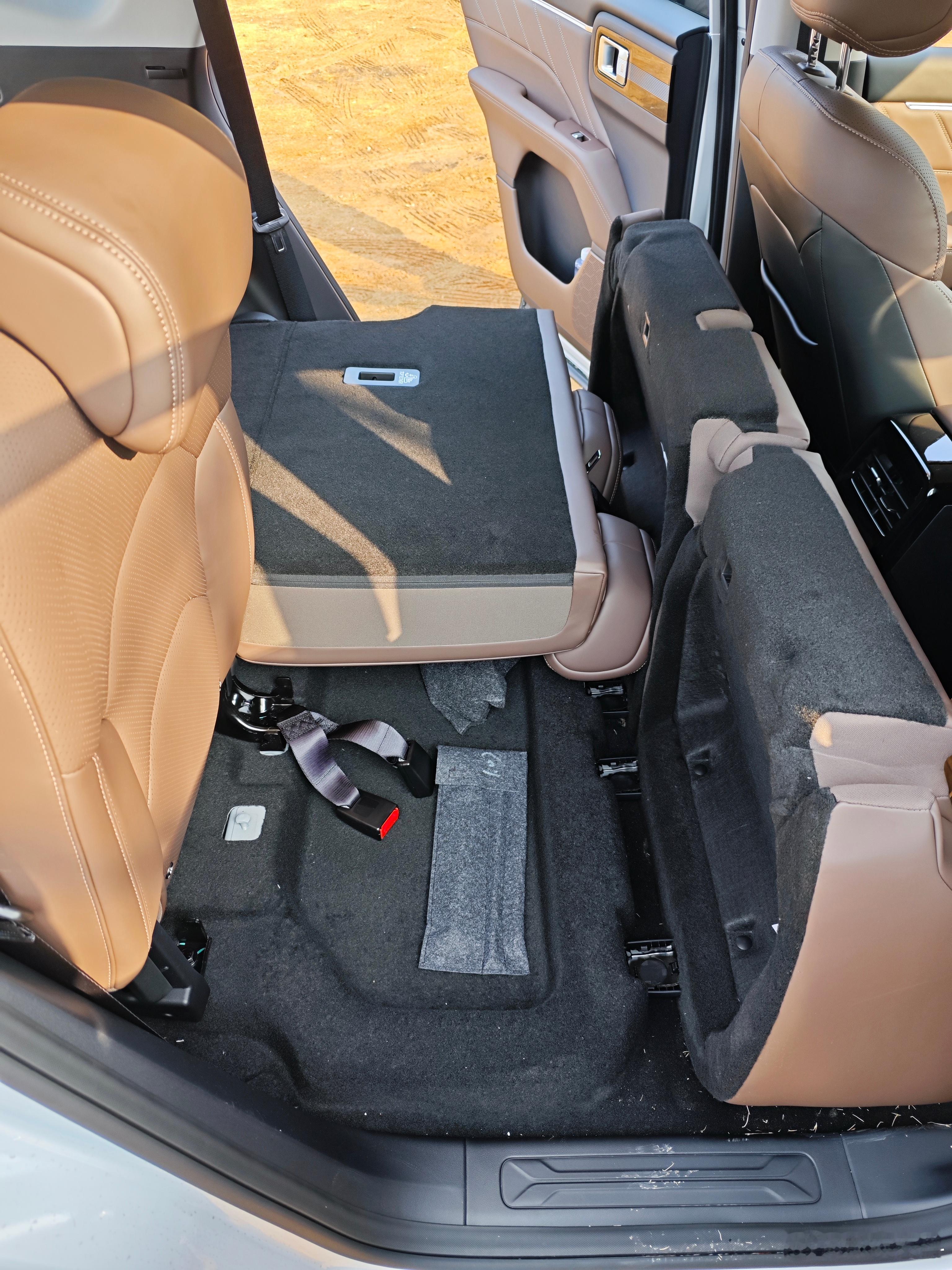 星光560这个二排坐垫也是花心思了，为了可以做到全平，坐垫可以向前翻折，下方也有