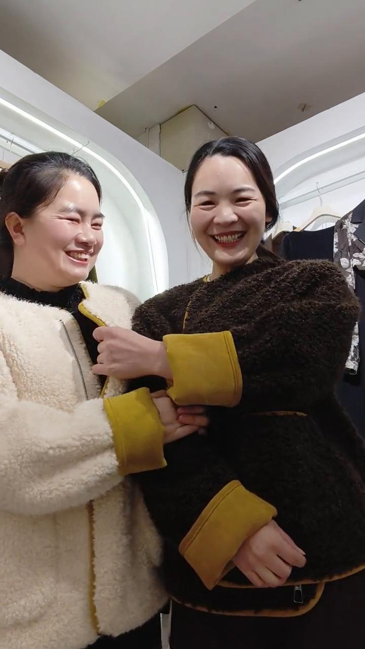 你是棕色泰迪，你是白色泰迪。好看，漂亮。