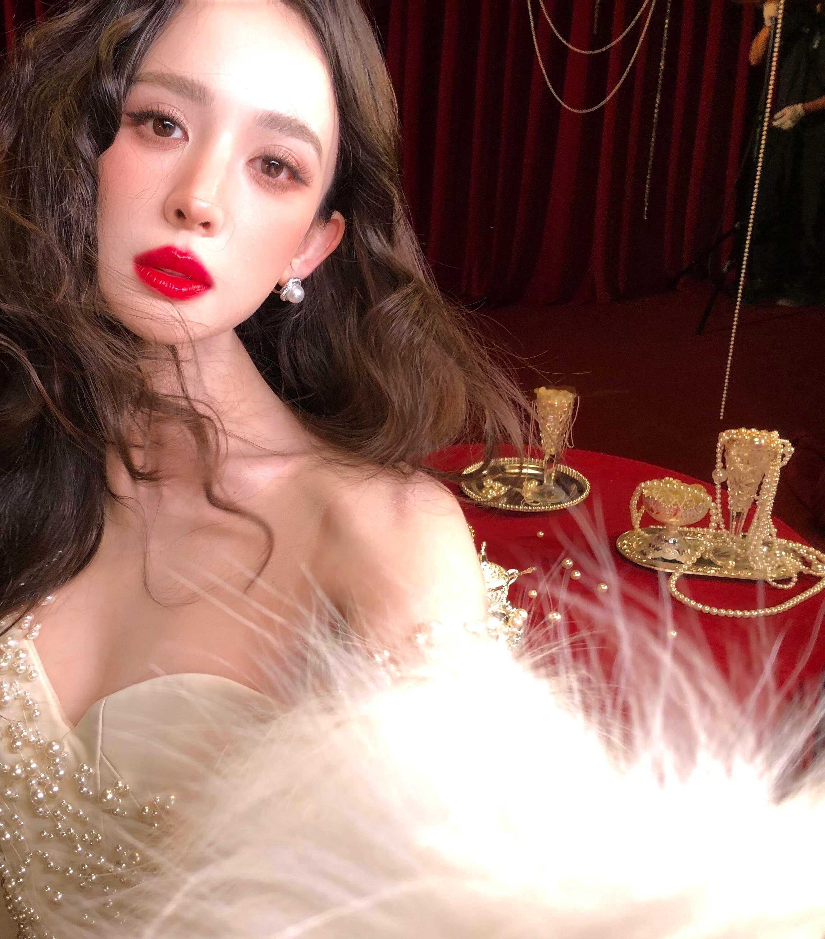 娜扎抬眸威压摄影师更新娜扎新图一起来看《醒来》呀