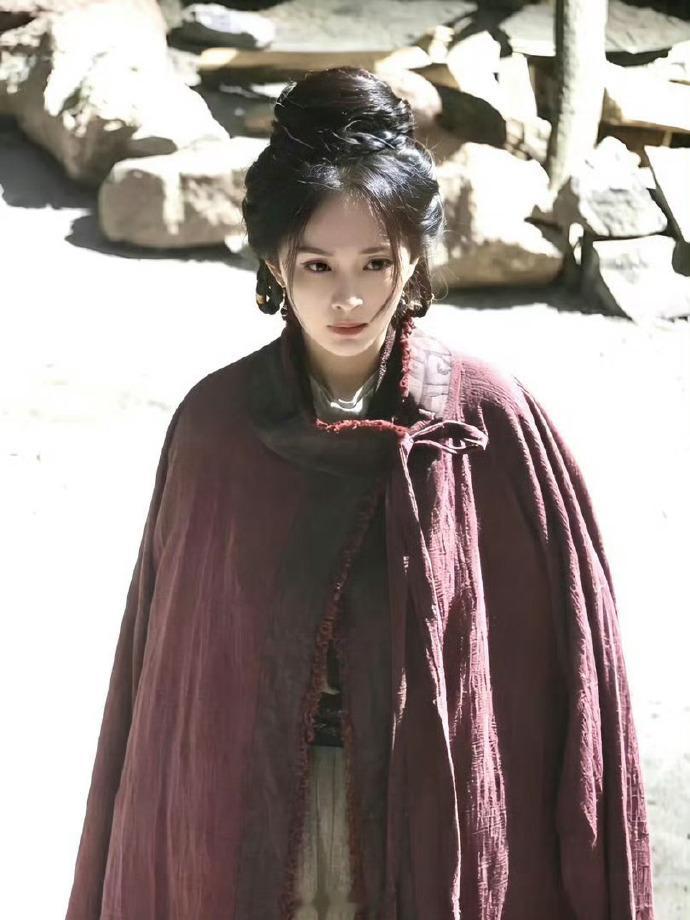 杨幂冯湮儿素衣造型杨幂冯湮儿素衣造型路透《江山大同》片场路透氛围感满分，两人一身